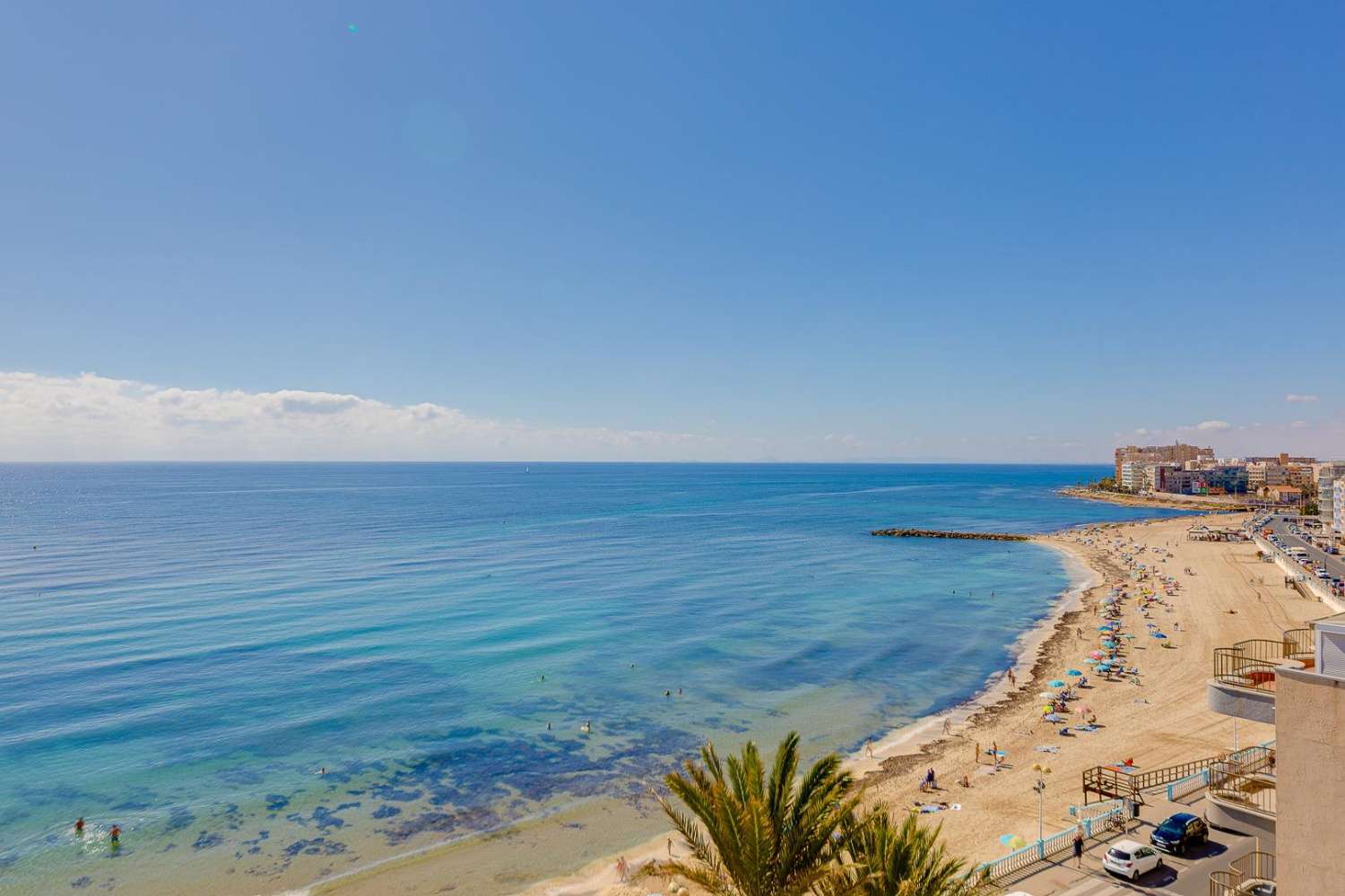 APPARTEMENT IN TORREVIEJA DICHTBIJ HET STRAND MET GEMEENSCHAPPELIJK ZWEMBAD, 2 SLAAPKAMERS EN TERRAS