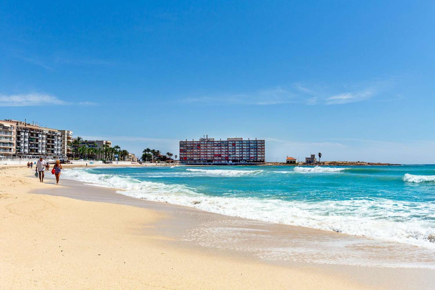 APPARTEMENT IN TORREVIEJA DICHTBIJ HET STRAND MET GEMEENSCHAPPELIJK ZWEMBAD, 2 SLAAPKAMERS EN TERRAS