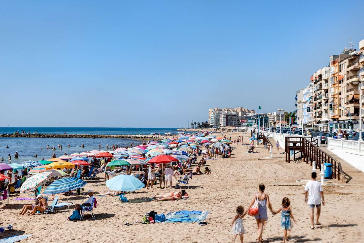 APPARTEMENT IN TORREVIEJA DICHTBIJ HET STRAND MET GEMEENSCHAPPELIJK ZWEMBAD, 2 SLAAPKAMERS EN TERRAS