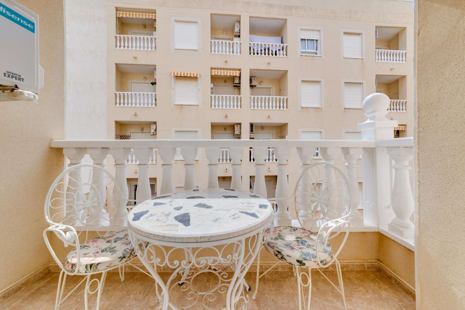 APPARTEMENT IN TORREVIEJA DICHTBIJ HET STRAND MET GEMEENSCHAPPELIJK ZWEMBAD, 2 SLAAPKAMERS EN TERRAS