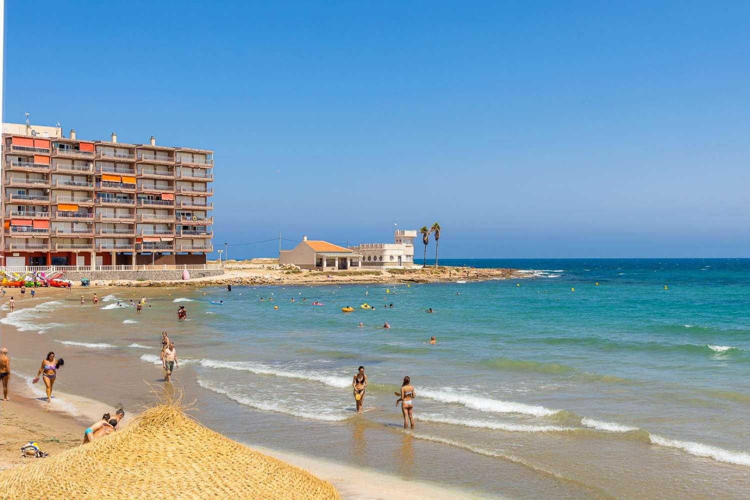 WOHNUNG IN TORREVIEJA NAHE DEM STRAND MIT GEMEINSCHAFTSPOOL, 2 SCHLAFZIMMERN UND TERRASSE