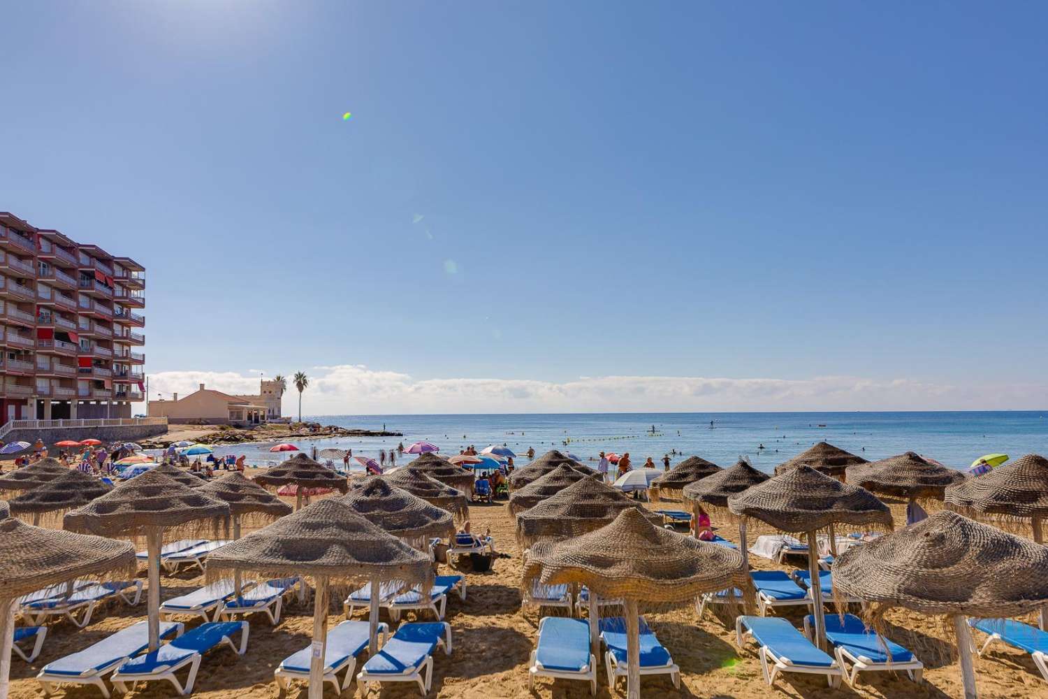 APPARTEMENT IN TORREVIEJA DICHTBIJ HET STRAND MET GEMEENSCHAPPELIJK ZWEMBAD, 2 SLAAPKAMERS EN TERRAS