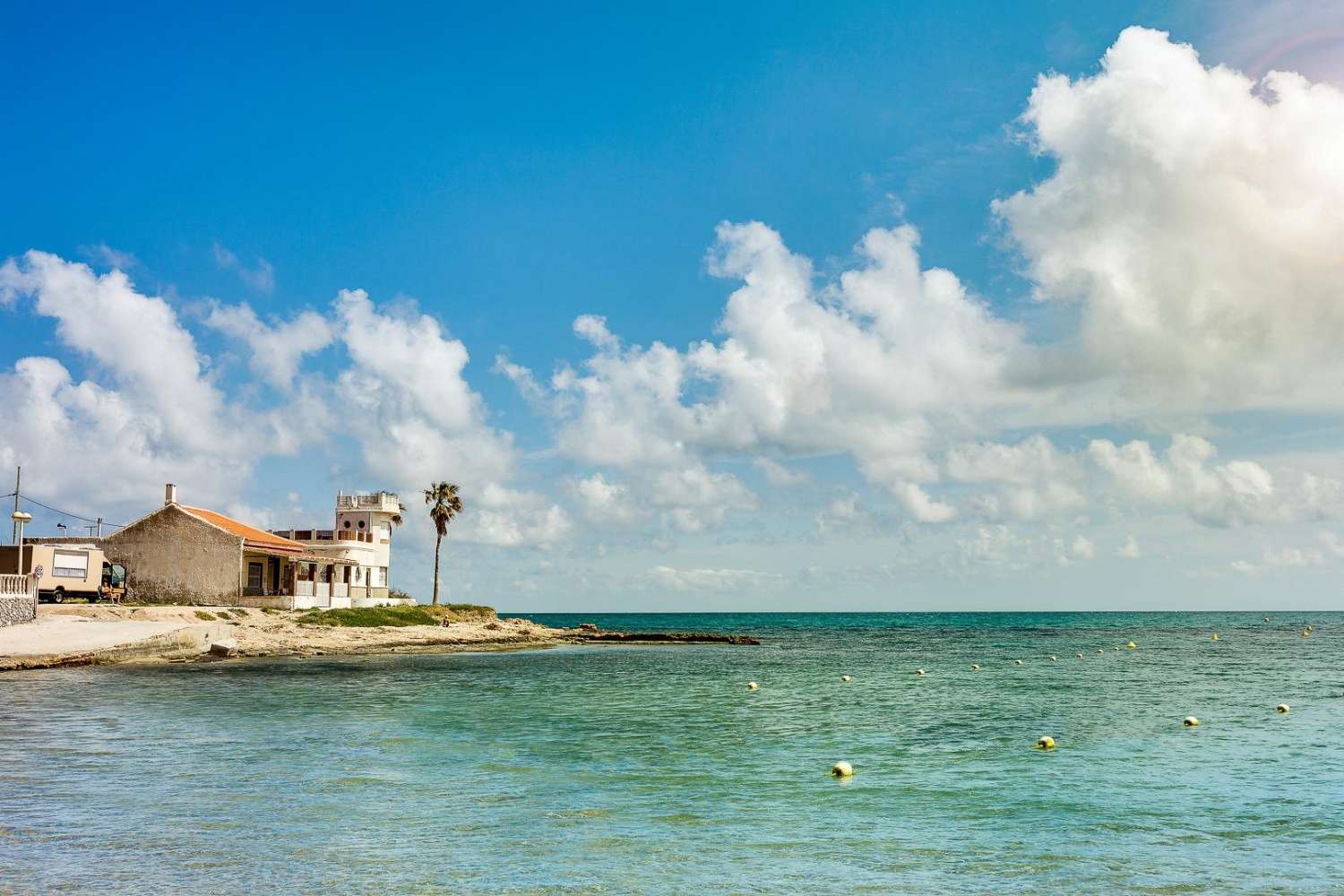 APPARTEMENT IN TORREVIEJA DICHTBIJ HET STRAND MET GEMEENSCHAPPELIJK ZWEMBAD, 2 SLAAPKAMERS EN TERRAS