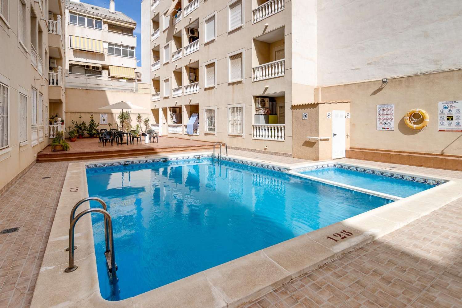 APPARTEMENT A TORREVIEJA PROCHE DE LA PLAGE AVEC PISCINE COMMUNE, 2 CHAMBRES ET TERRASSE