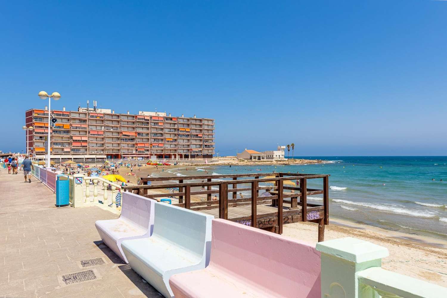 APPARTEMENT IN TORREVIEJA DICHTBIJ HET STRAND MET GEMEENSCHAPPELIJK ZWEMBAD, 2 SLAAPKAMERS EN TERRAS