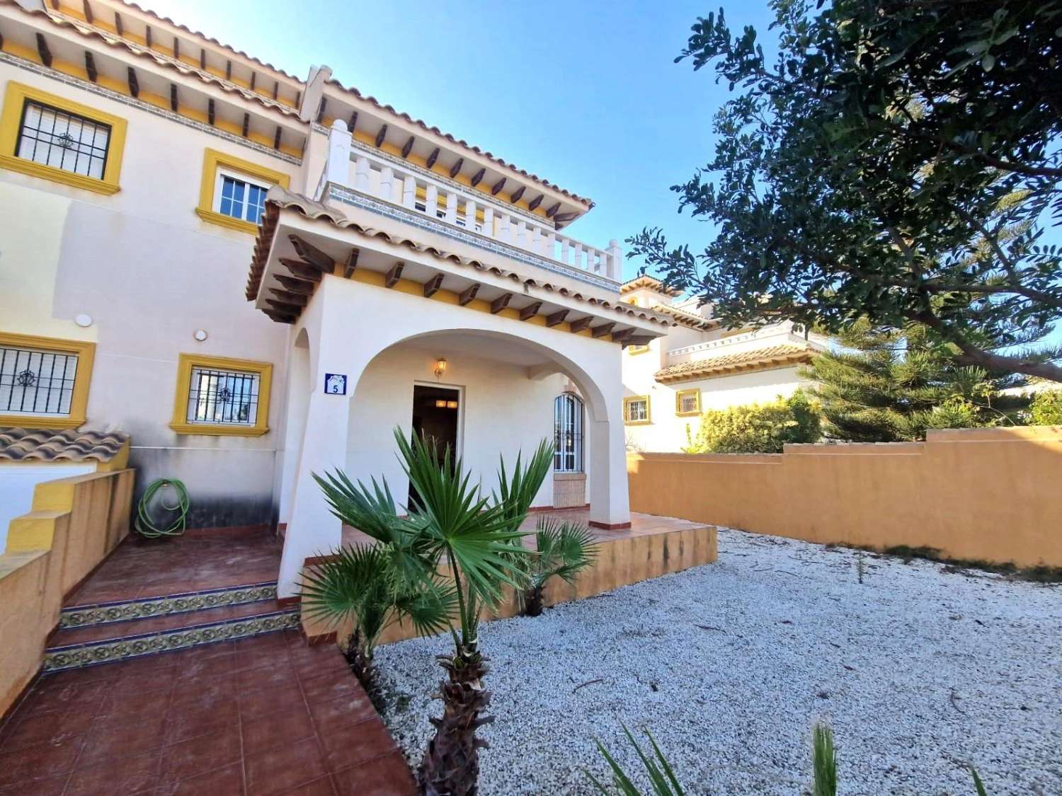 Preciosa casa de 2 dormitorios con piscina comunitaria en Orihuela Costa (Monzenia)