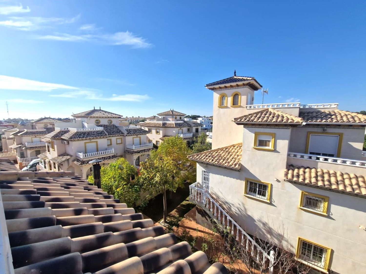 Belle maison 2 chambres avec piscine commune à Orihuela Costa ( Montezenia)