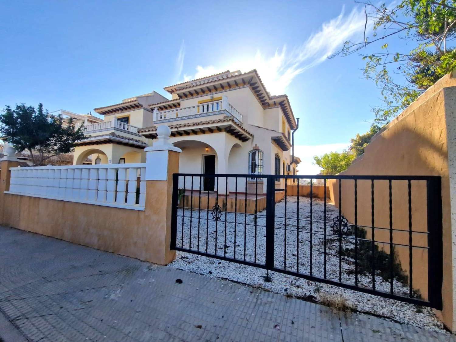 Mooi huis met 2 slaapkamers en gemeenschappelijk zwembad in Orihuela Costa (Monzenia)