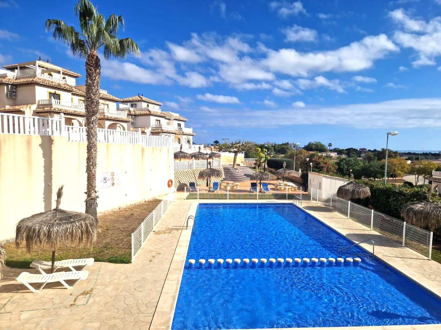 Belle maison 2 chambres avec piscine commune à Orihuela Costa ( Montezenia)