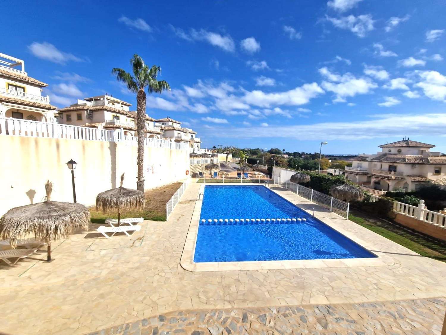 Preciosa casa de 2 dormitorios con piscina comunitaria en Orihuela Costa (Monzenia)