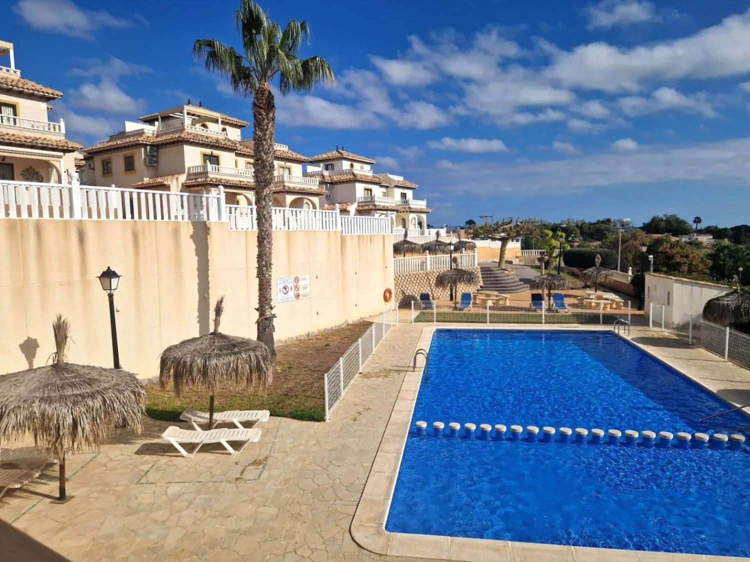 Belle maison 2 chambres avec piscine commune à Orihuela Costa ( Montezenia)