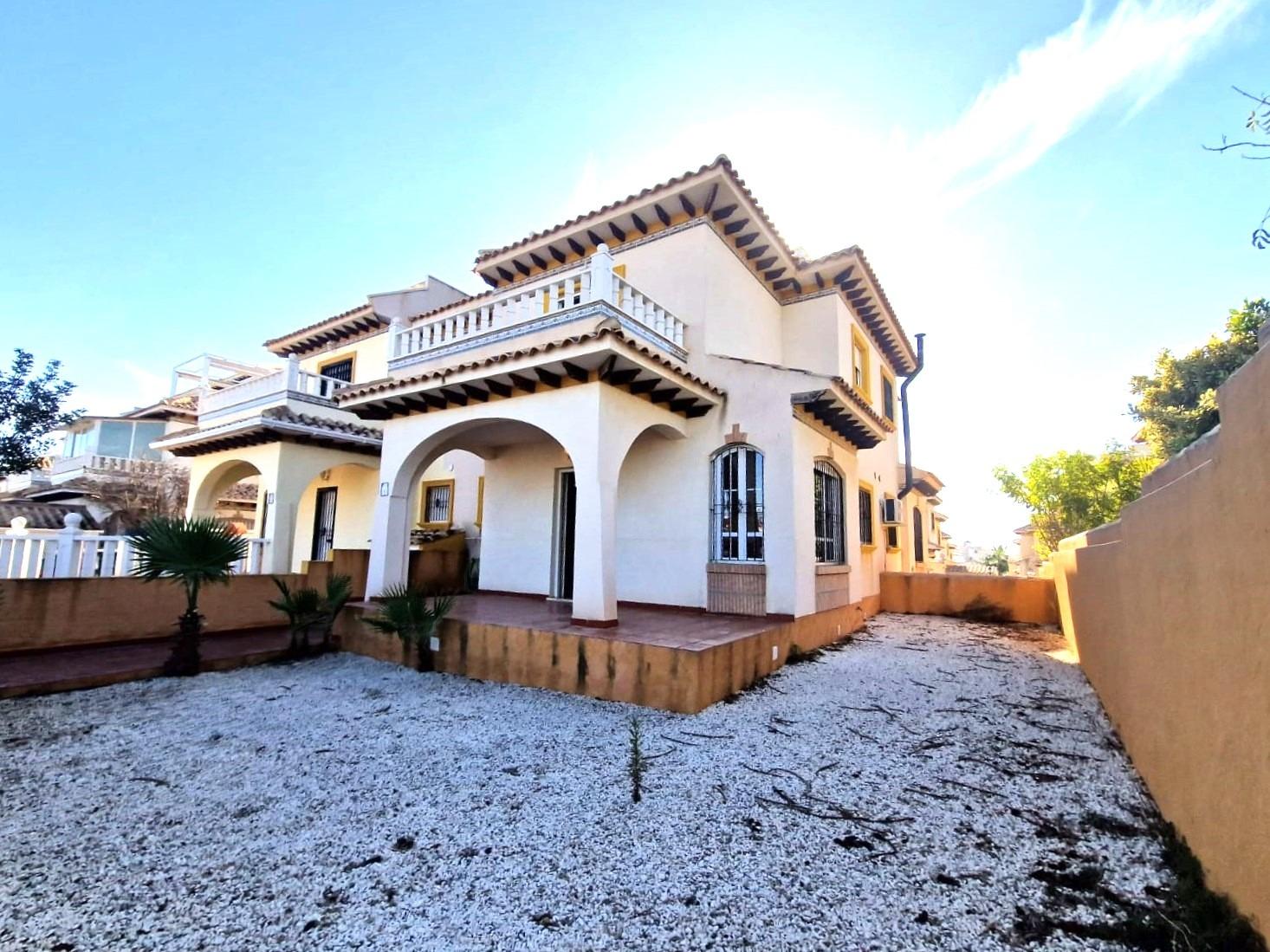 Belle maison 2 chambres avec piscine commune à Orihuela Costa ( Montezenia)