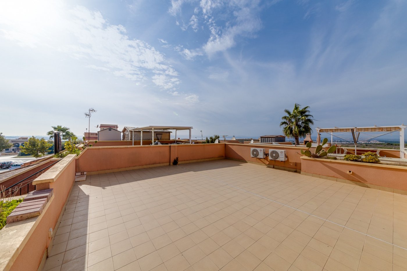 CASA SEMI INDEPENDIENTE DE 2 DORMITORIOS CON PISCINA Y PLAZA DE PARKING EN AGUAS NUEVAS TORREVIEJA