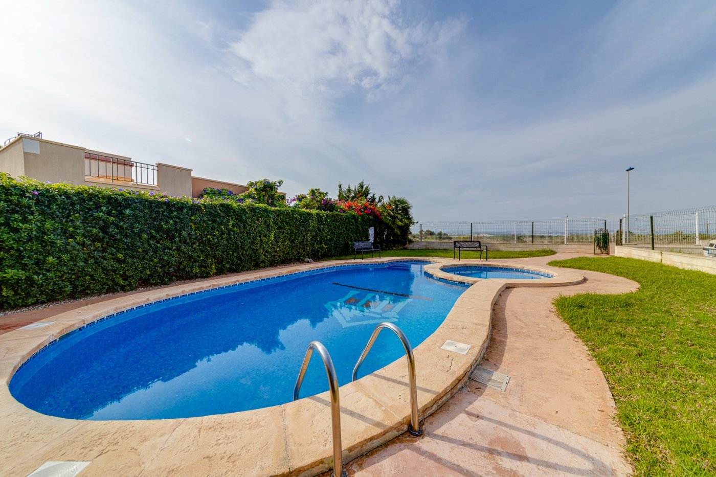 HALBUNABHÄNGIGES HAUS MIT 2 SCHLAFZIMMERN, POOL, PARKPLATZ IN AGUAS NUEVAS TORREVIEJA