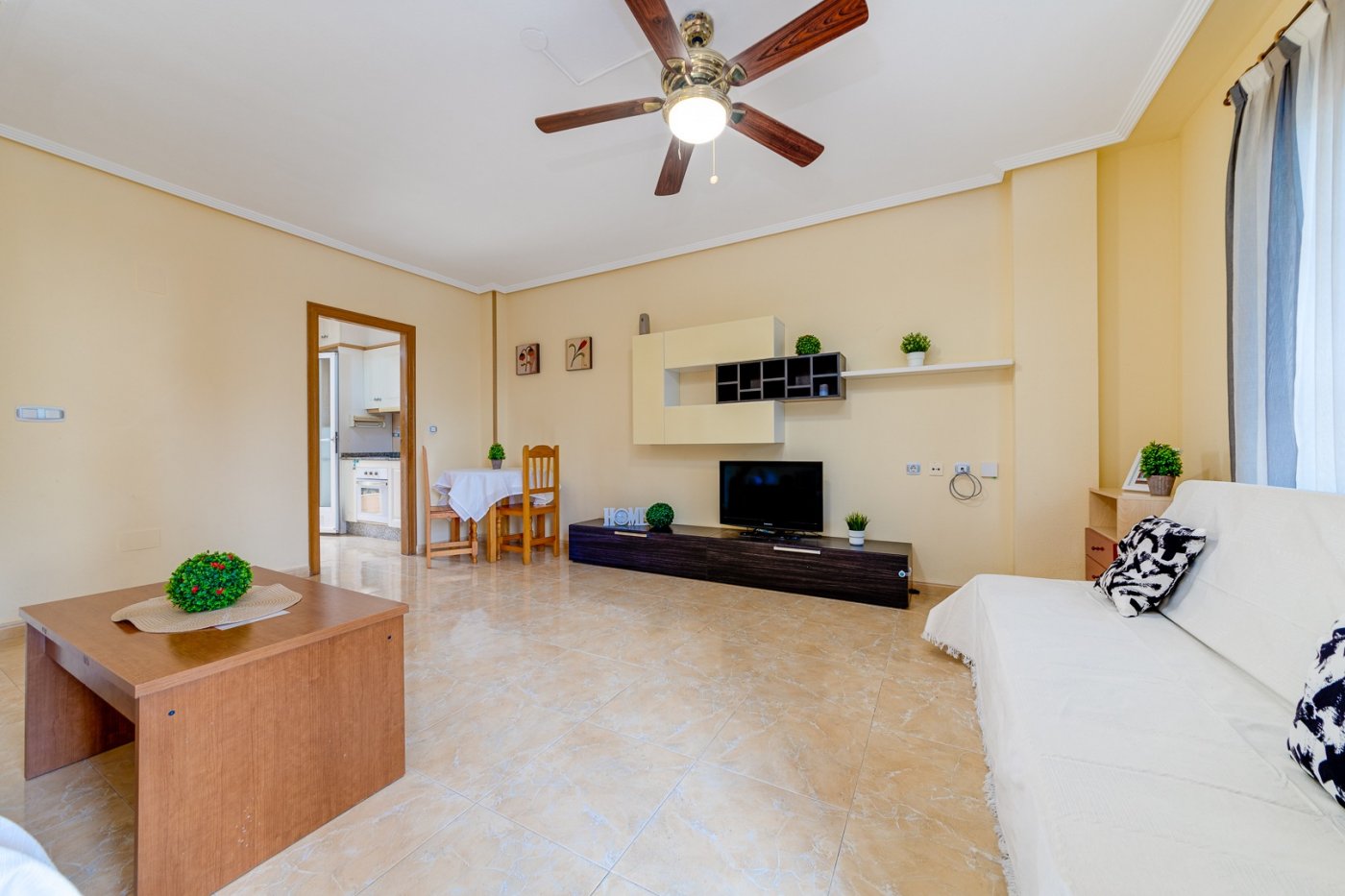 HALBUNABHÄNGIGES HAUS MIT 2 SCHLAFZIMMERN, POOL, PARKPLATZ IN AGUAS NUEVAS TORREVIEJA