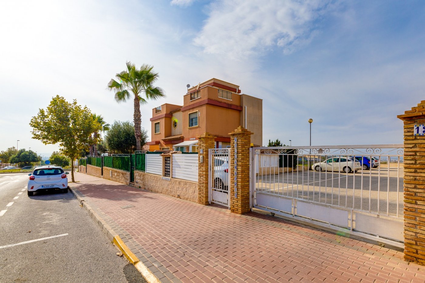 CASA SEMI INDEPENDIENTE DE 2 DORMITORIOS CON PISCINA Y PLAZA DE PARKING EN AGUAS NUEVAS TORREVIEJA