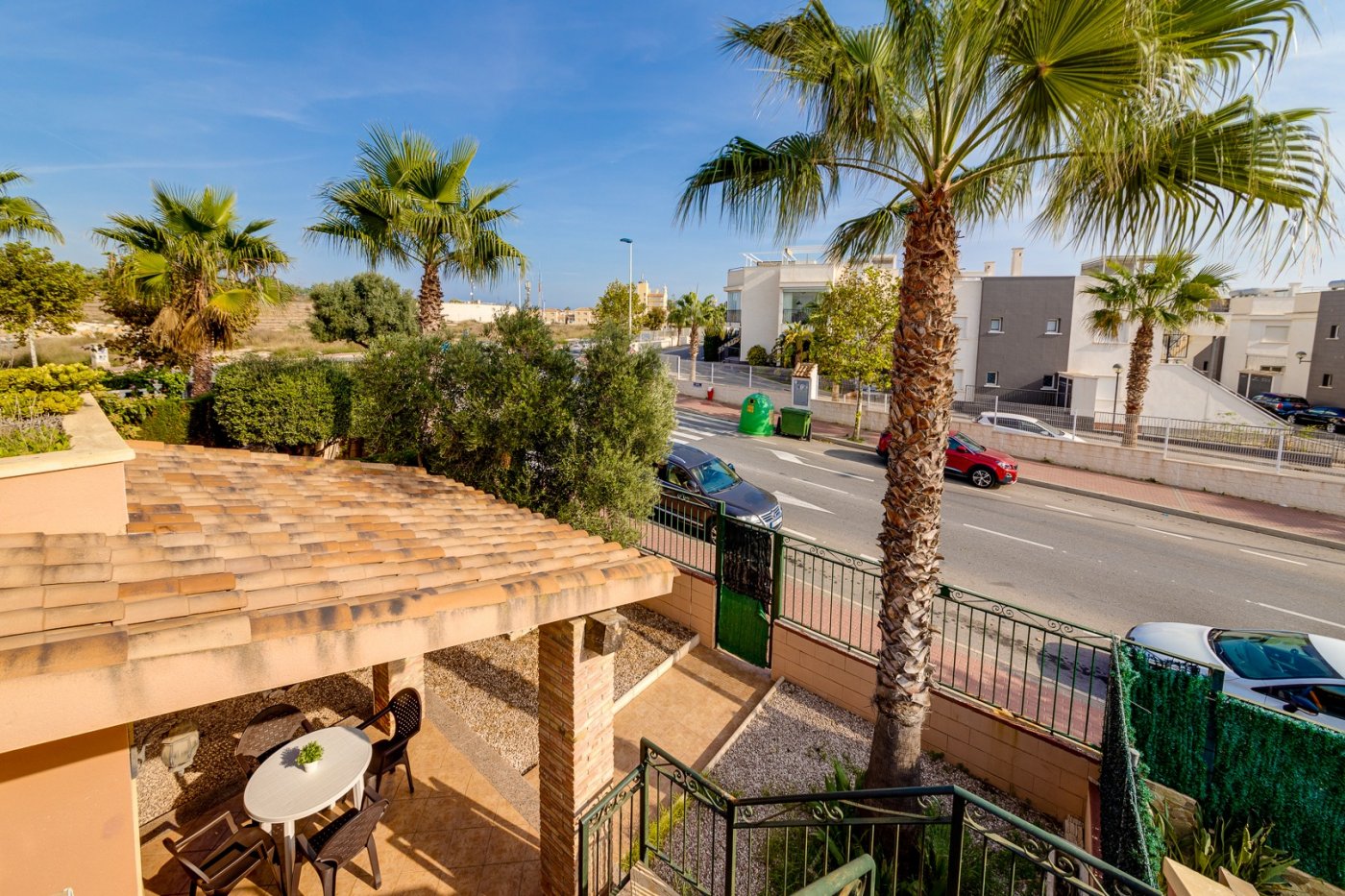 HALF-ONAFHANKELIJK HUIS MET 2 SLAAPKAMERS MET ZWEMBAD, PARKEERPLAATS IN AGUAS NUEVAS TORREVIEJA