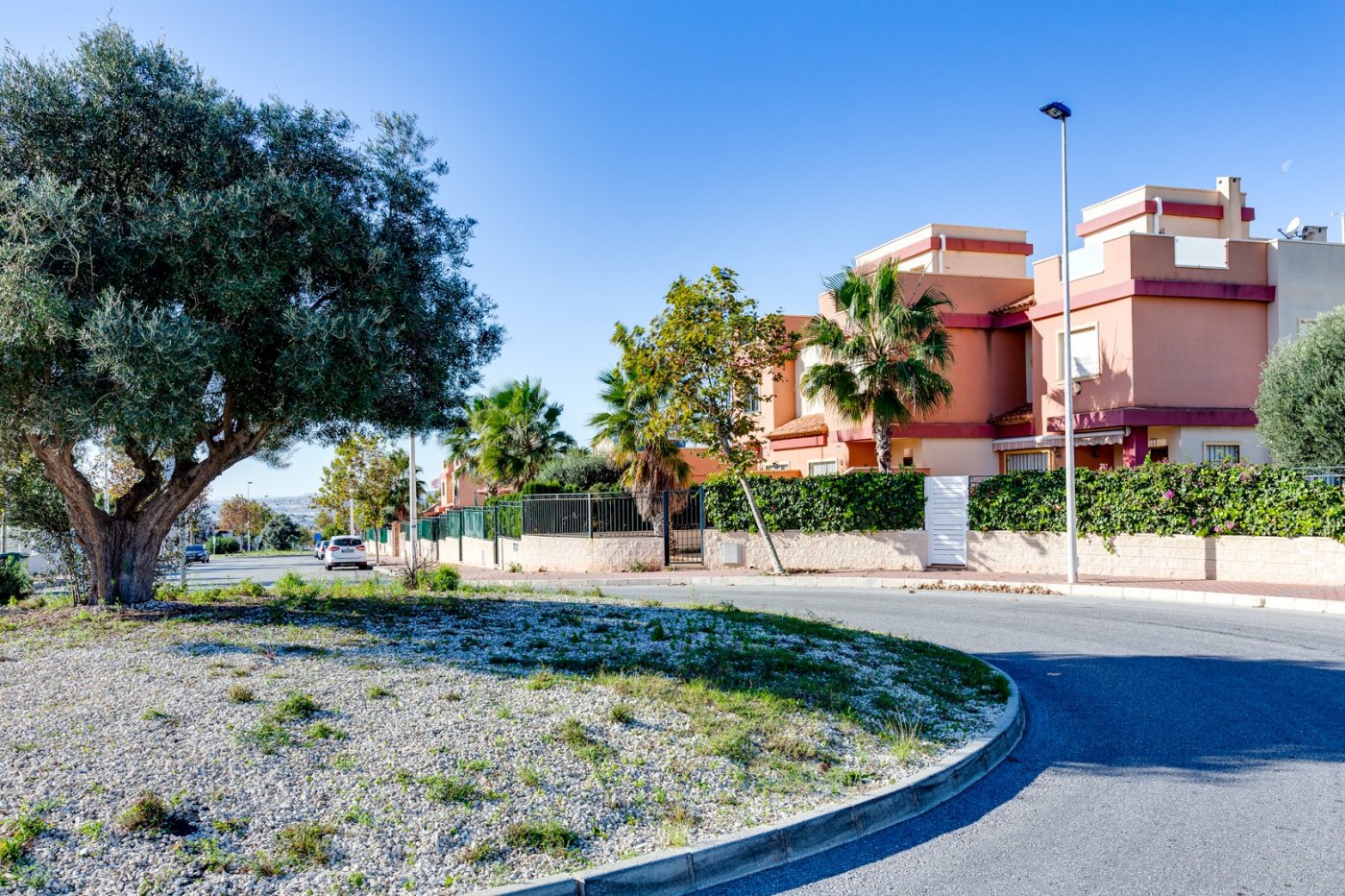 HALBUNABHÄNGIGES HAUS MIT 2 SCHLAFZIMMERN, POOL, PARKPLATZ IN AGUAS NUEVAS TORREVIEJA