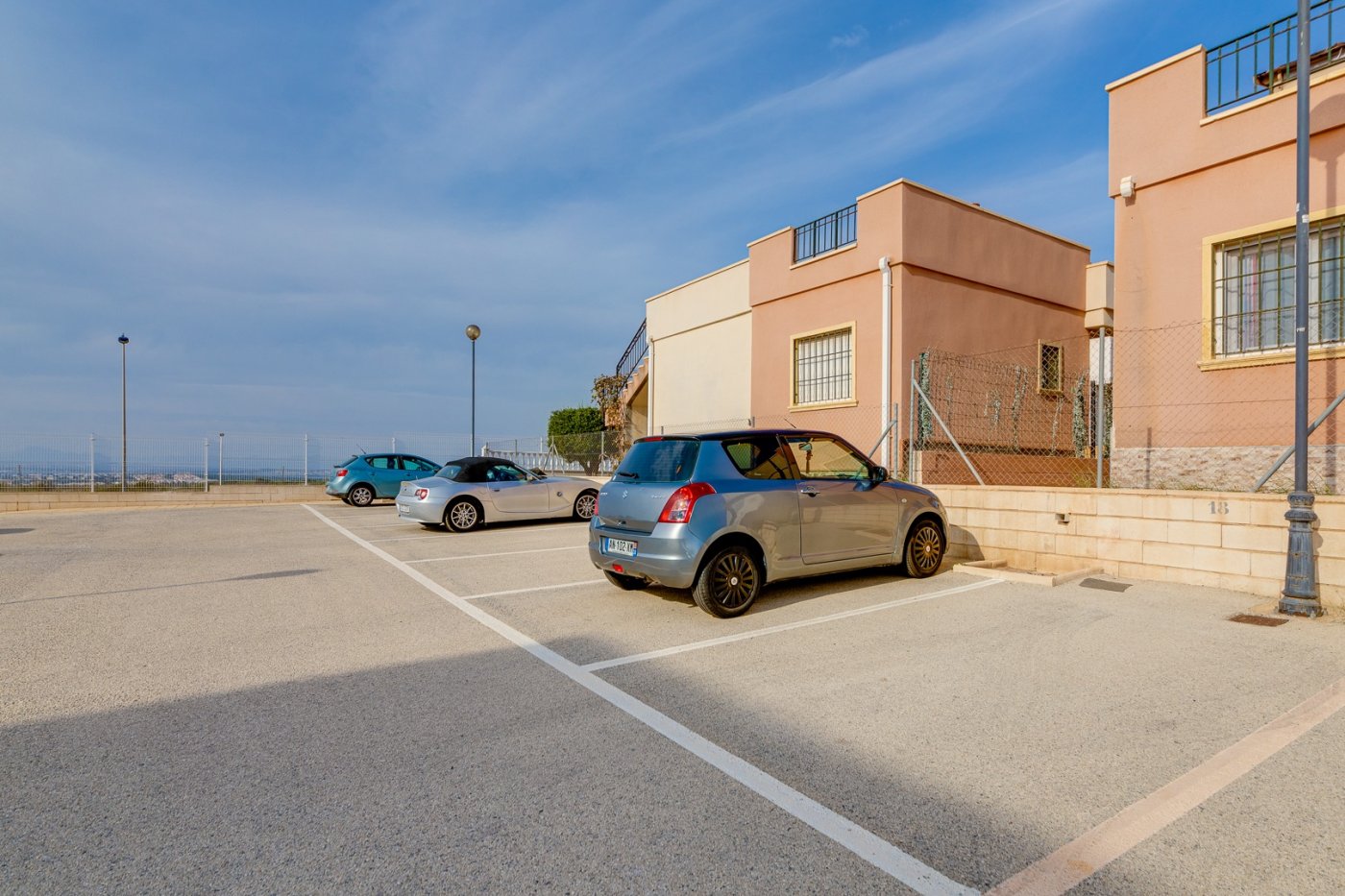 MAISON SEMI-INDEPENDANTE DE 2 CHAMBRES AVEC PISCINE, PLACE DE PARKING À AGUAS NUEVAS TORREVIEJA