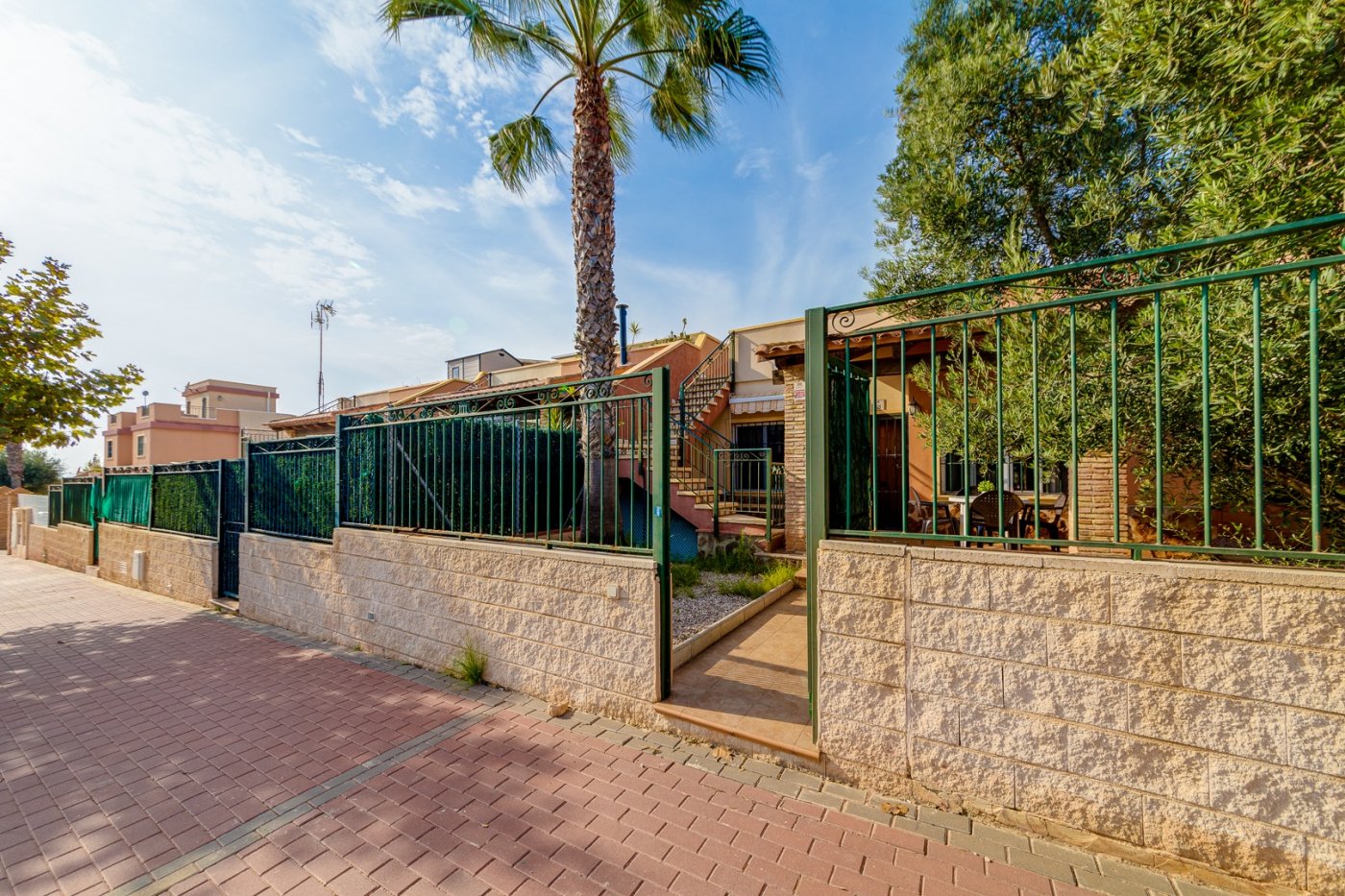 HALBUNABHÄNGIGES HAUS MIT 2 SCHLAFZIMMERN, POOL, PARKPLATZ IN AGUAS NUEVAS TORREVIEJA