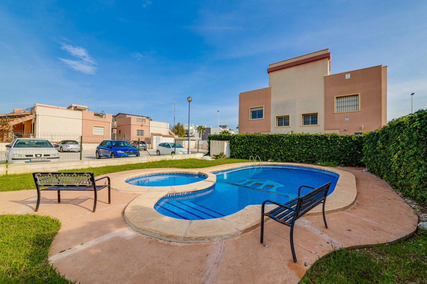 MAISON SEMI-INDEPENDANTE DE 2 CHAMBRES AVEC PISCINE, PLACE DE PARKING À AGUAS NUEVAS TORREVIEJA