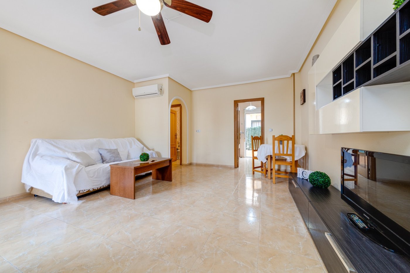 HALBUNABHÄNGIGES HAUS MIT 2 SCHLAFZIMMERN, POOL, PARKPLATZ IN AGUAS NUEVAS TORREVIEJA