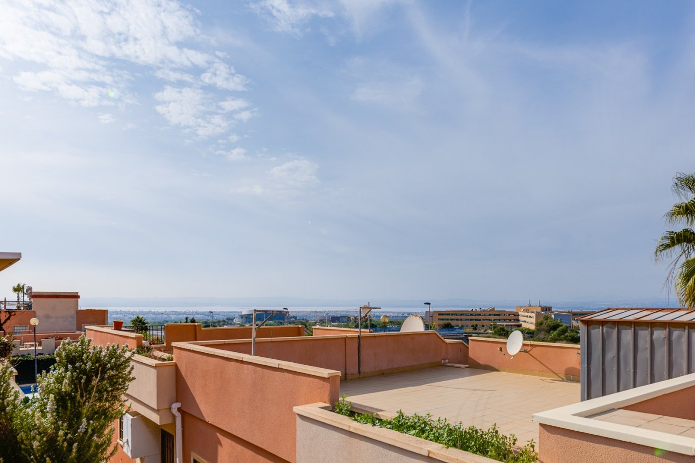 MAISON SEMI-INDEPENDANTE DE 2 CHAMBRES AVEC PISCINE, PLACE DE PARKING À AGUAS NUEVAS TORREVIEJA