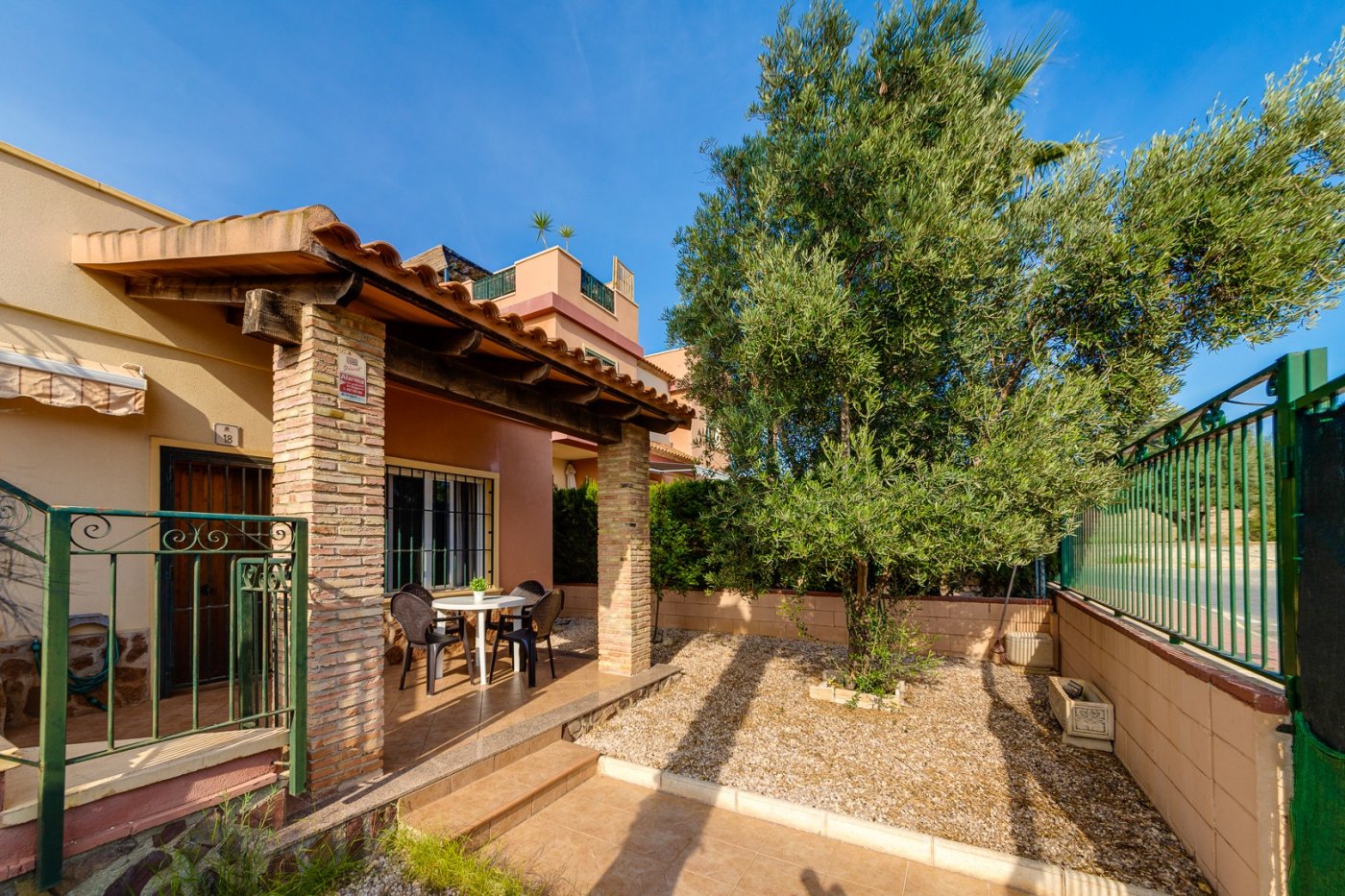 MAISON SEMI-INDEPENDANTE DE 2 CHAMBRES AVEC PISCINE, PLACE DE PARKING À AGUAS NUEVAS TORREVIEJA