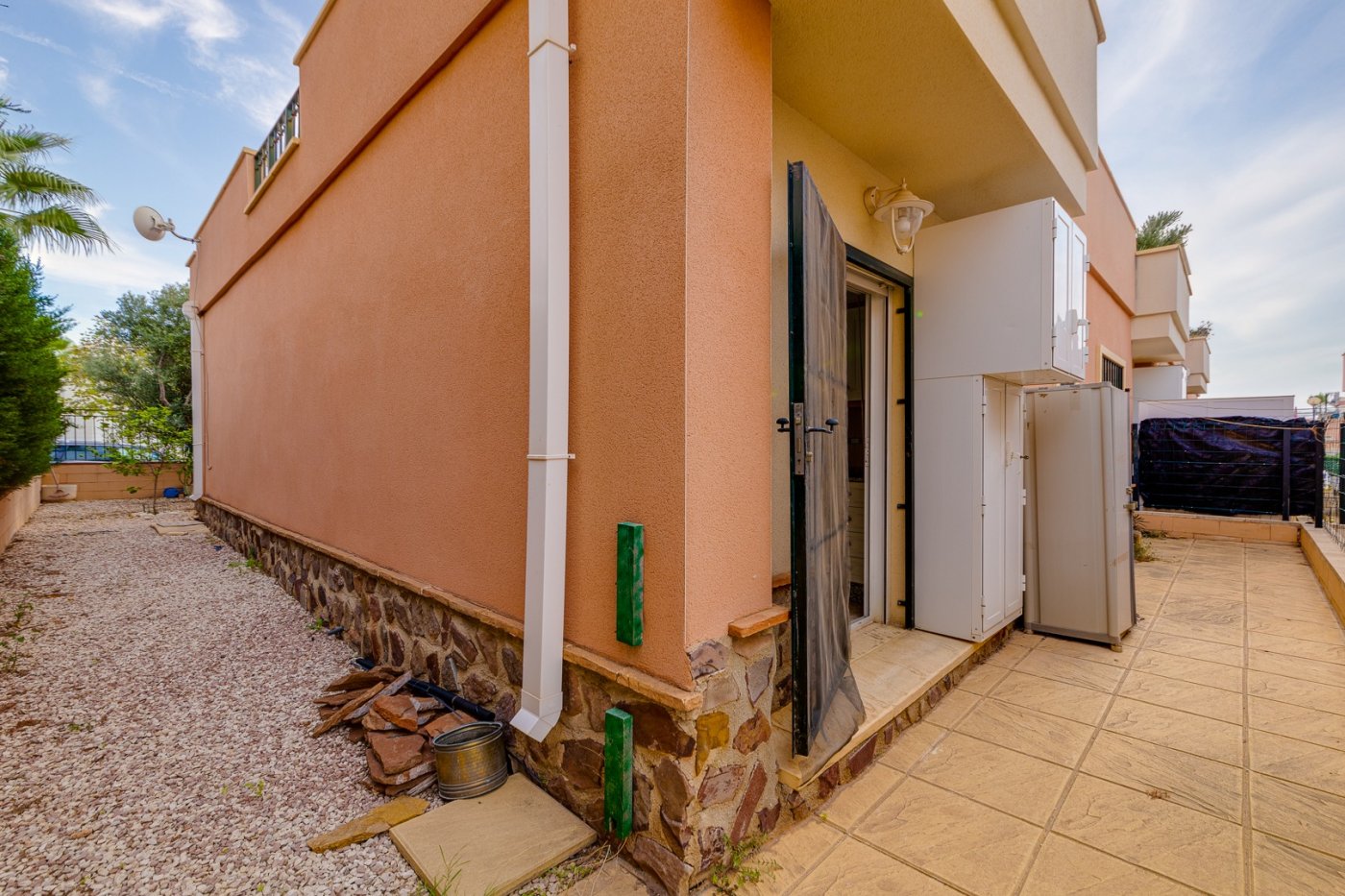 HALBUNABHÄNGIGES HAUS MIT 2 SCHLAFZIMMERN, POOL, PARKPLATZ IN AGUAS NUEVAS TORREVIEJA