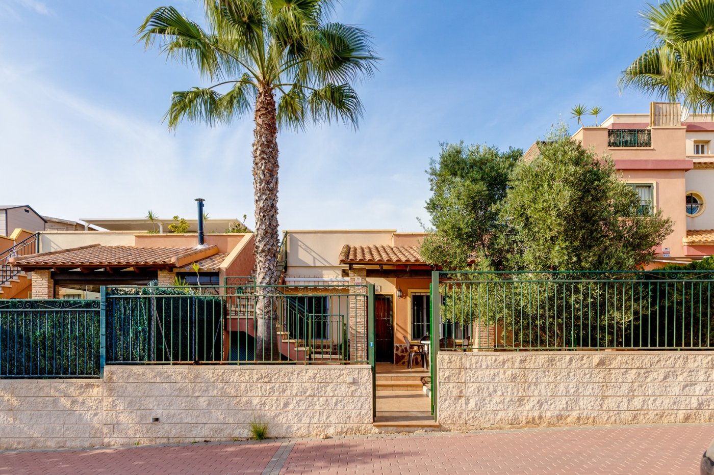 HALBUNABHÄNGIGES HAUS MIT 2 SCHLAFZIMMERN, POOL, PARKPLATZ IN AGUAS NUEVAS TORREVIEJA