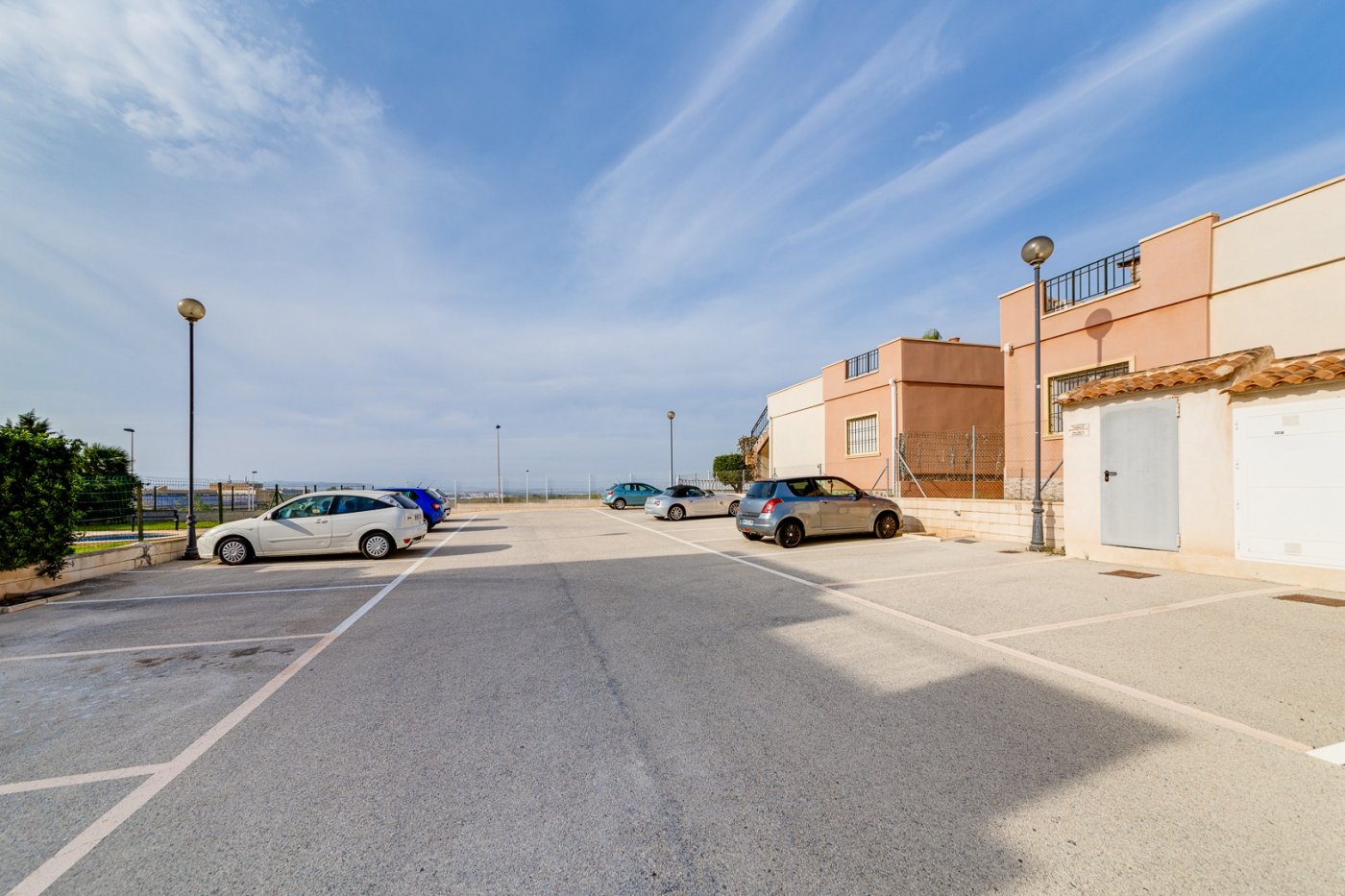 CASA SEMI INDEPENDIENTE DE 2 DORMITORIOS CON PISCINA Y PLAZA DE PARKING EN AGUAS NUEVAS TORREVIEJA