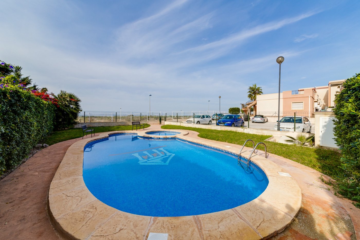 MAISON SEMI-INDEPENDANTE DE 2 CHAMBRES AVEC PISCINE, PLACE DE PARKING À AGUAS NUEVAS TORREVIEJA