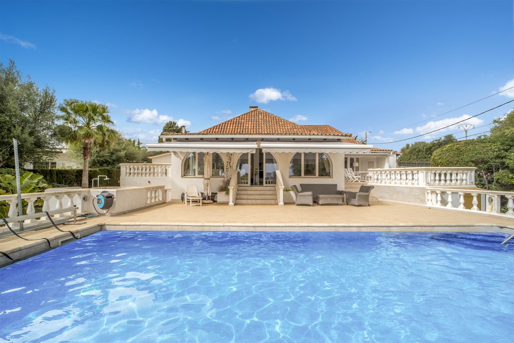 SUPERBE VILLA AVEC VUE SUR LA MER À CALA MURADA, MAJORQUE