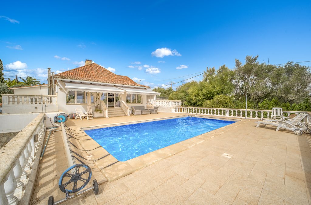 SUPERBE VILLA AVEC VUE SUR LA MER À CALA MURADA, MAJORQUE