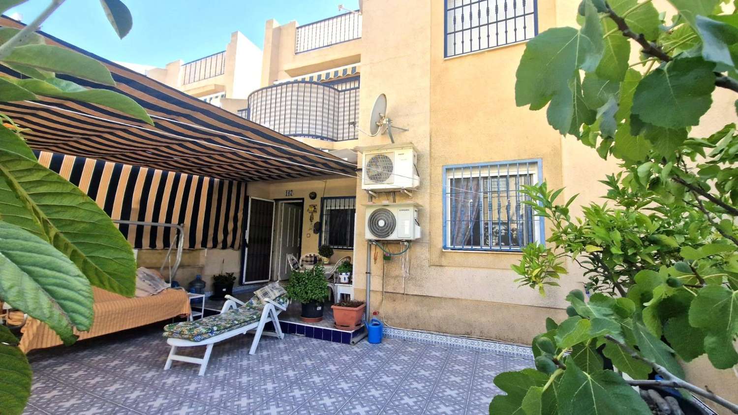 Bungalow al piano terra, 2 camere da letto, 1 bagno, ampio terrazzo, piscina, bella posizione