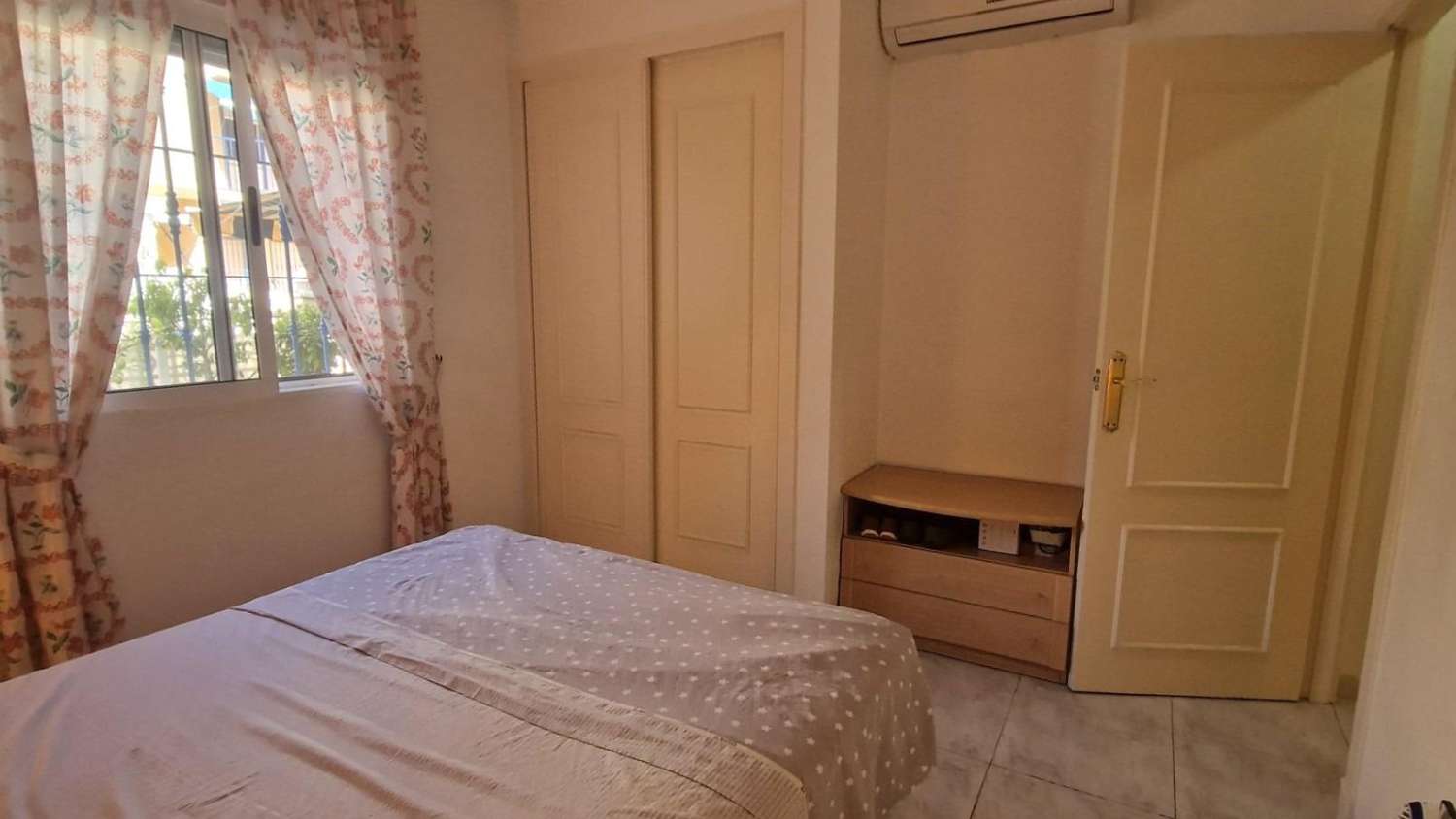 Bungalow al piano terra, 2 camere da letto, 1 bagno, ampio terrazzo, piscina, bella posizione