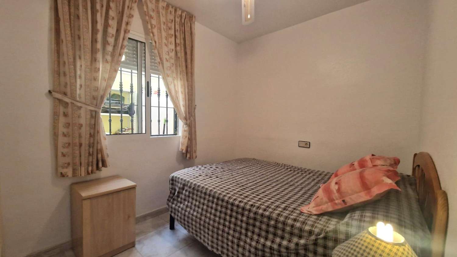 Bungalow al piano terra, 2 camere da letto, 1 bagno, ampio terrazzo, piscina, bella posizione