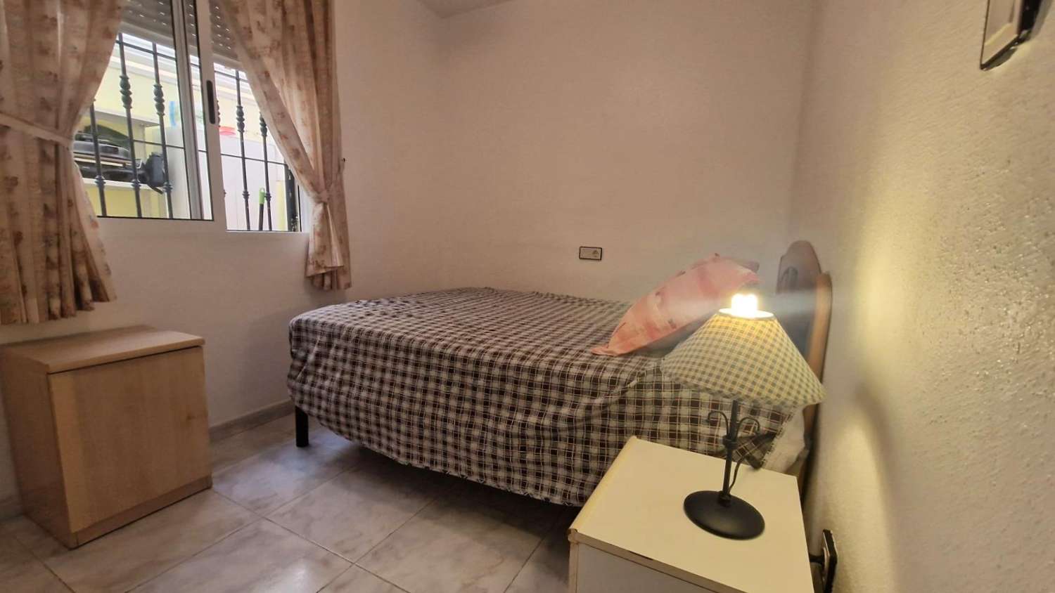 Bungalow al piano terra, 2 camere da letto, 1 bagno, ampio terrazzo, piscina, bella posizione