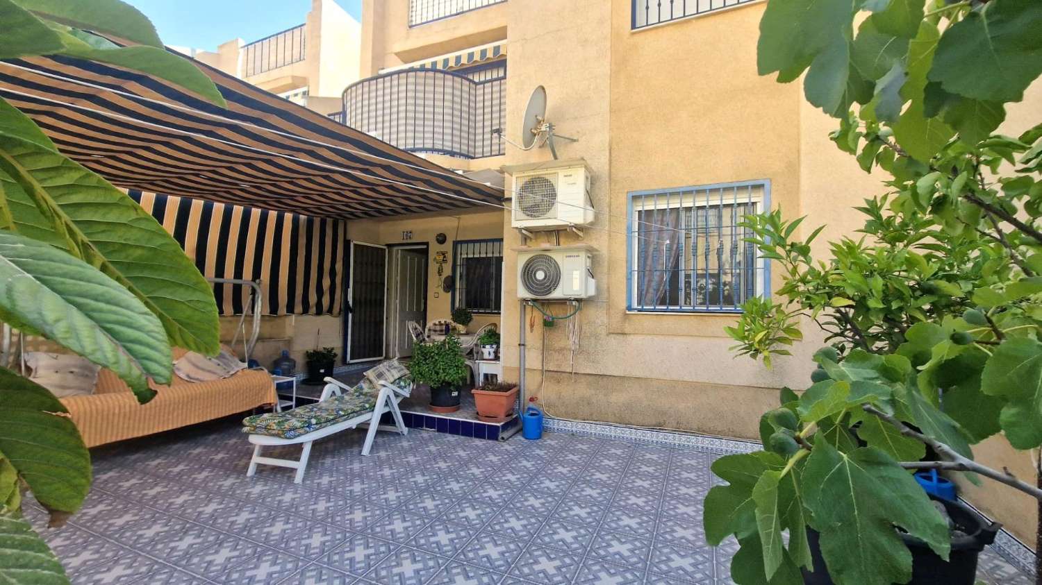 Bungalow al piano terra, 2 camere da letto, 1 bagno, ampio terrazzo, piscina, bella posizione