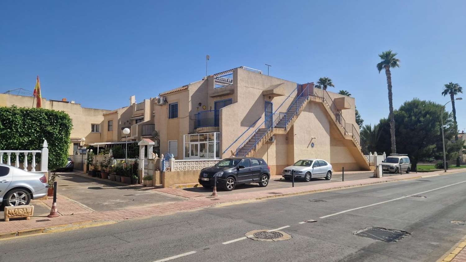 Bungalow op de begane grond, 2 slaapkamers, 1 badkamer, groot terras, zwembad, mooie locatie