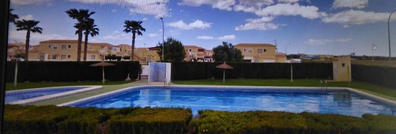 Bungalow planta baja, 2 dormitorios, 1 baño, gran terraza, piscina, buena ubicación