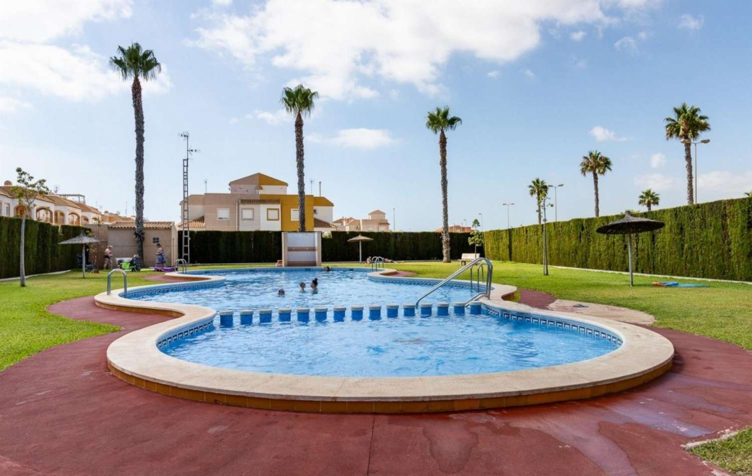 Prachtige bungalow op de begane grond met 2 slaapkamers en zwembad in Torrevieja El Limonar