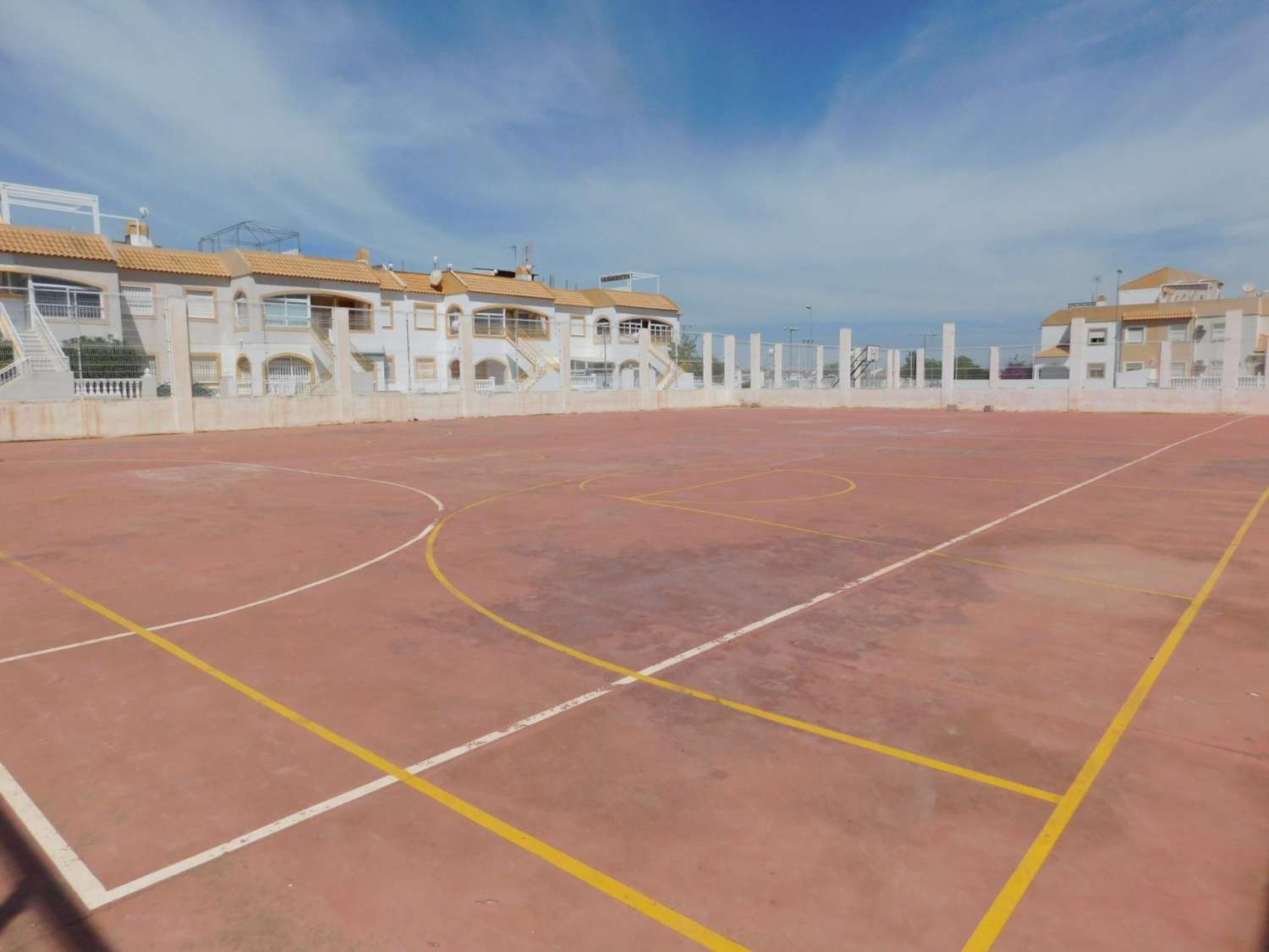 Precioso bungalow en planta baja con piscina en Torrevieja (Torretas)