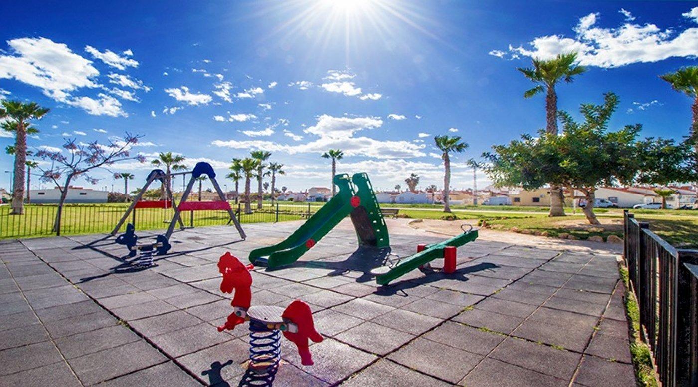 Bellissimo bungalow al piano terra con piscina a Torrevieja (Torretas)