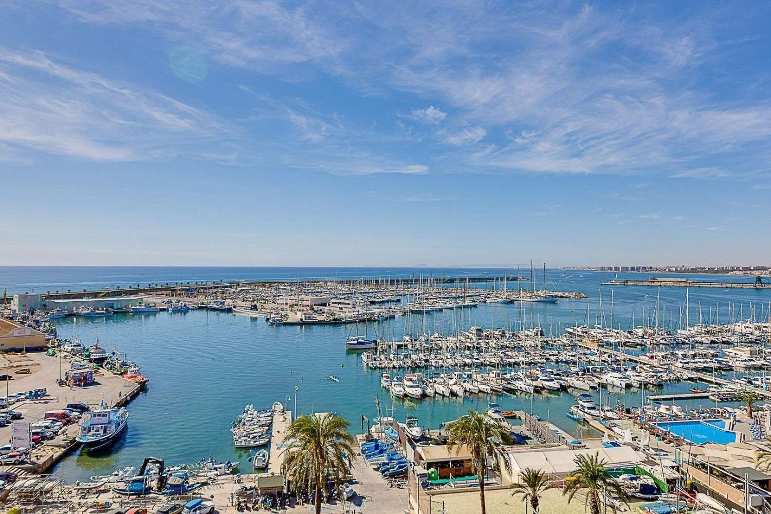 Precioso bungalow en planta baja con piscina en Torrevieja (Torretas)