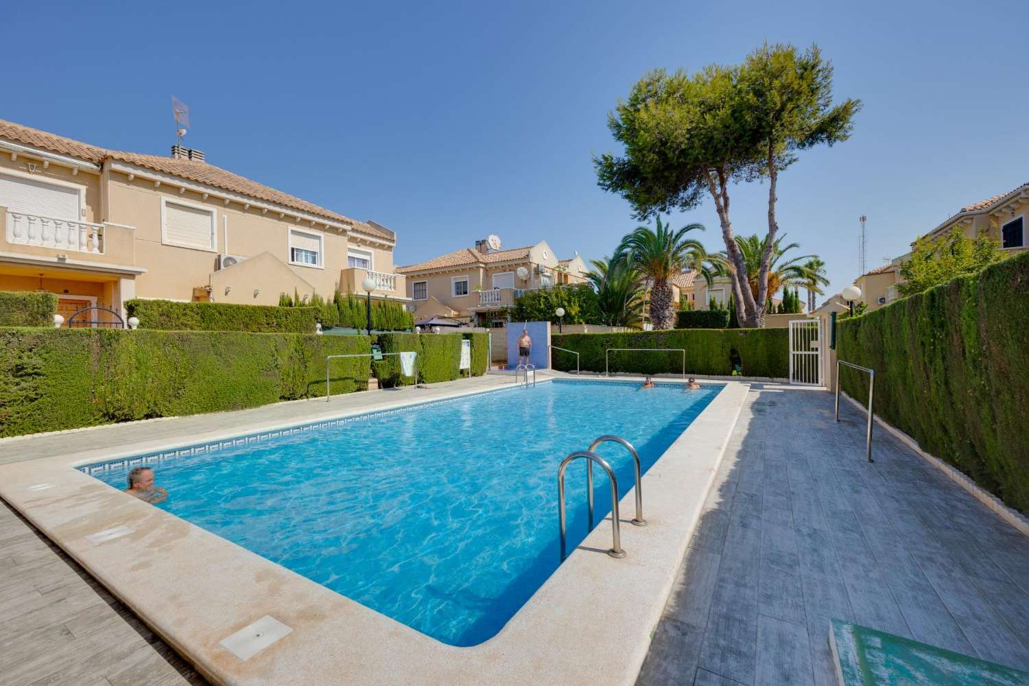 Casa de 3 dormitorios y piscina en Torrevieja (Torreblanca)