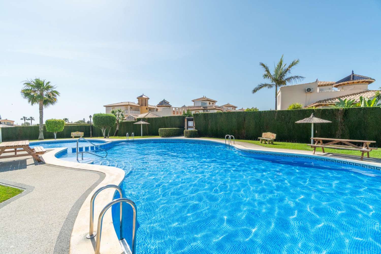 Impresionante planta baja de 2 dormitorios y piscina en Orihuela Costa (Lomas De Cabo Roig)