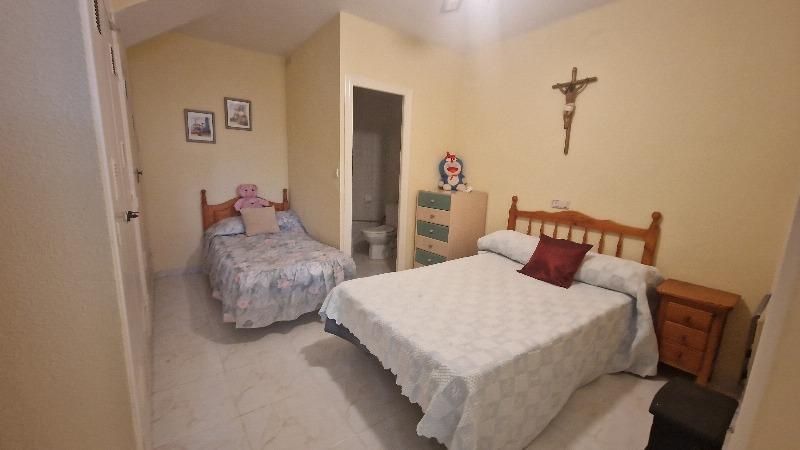 Duplex met 2 slaapkamers en zwembad dichtbij de zee in Torrevieja (La Mata)