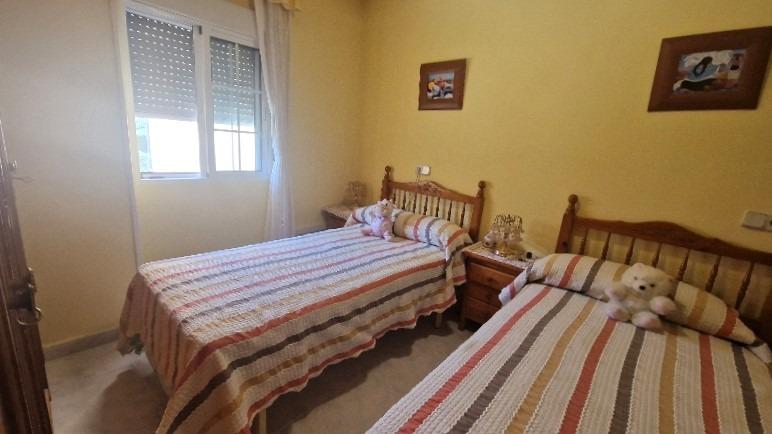 Maisonette-Wohnung mit 2 Schlafzimmern und Pool in Meeresnähe in Torrevieja (La Mata)