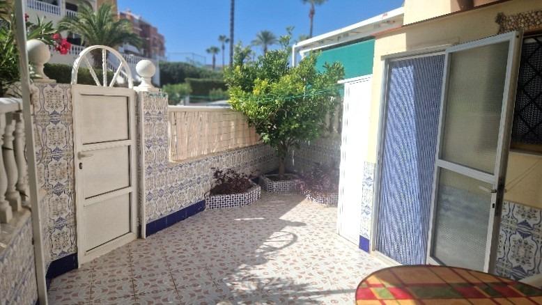 Duplex met 2 slaapkamers en zwembad dichtbij de zee in Torrevieja (La Mata)